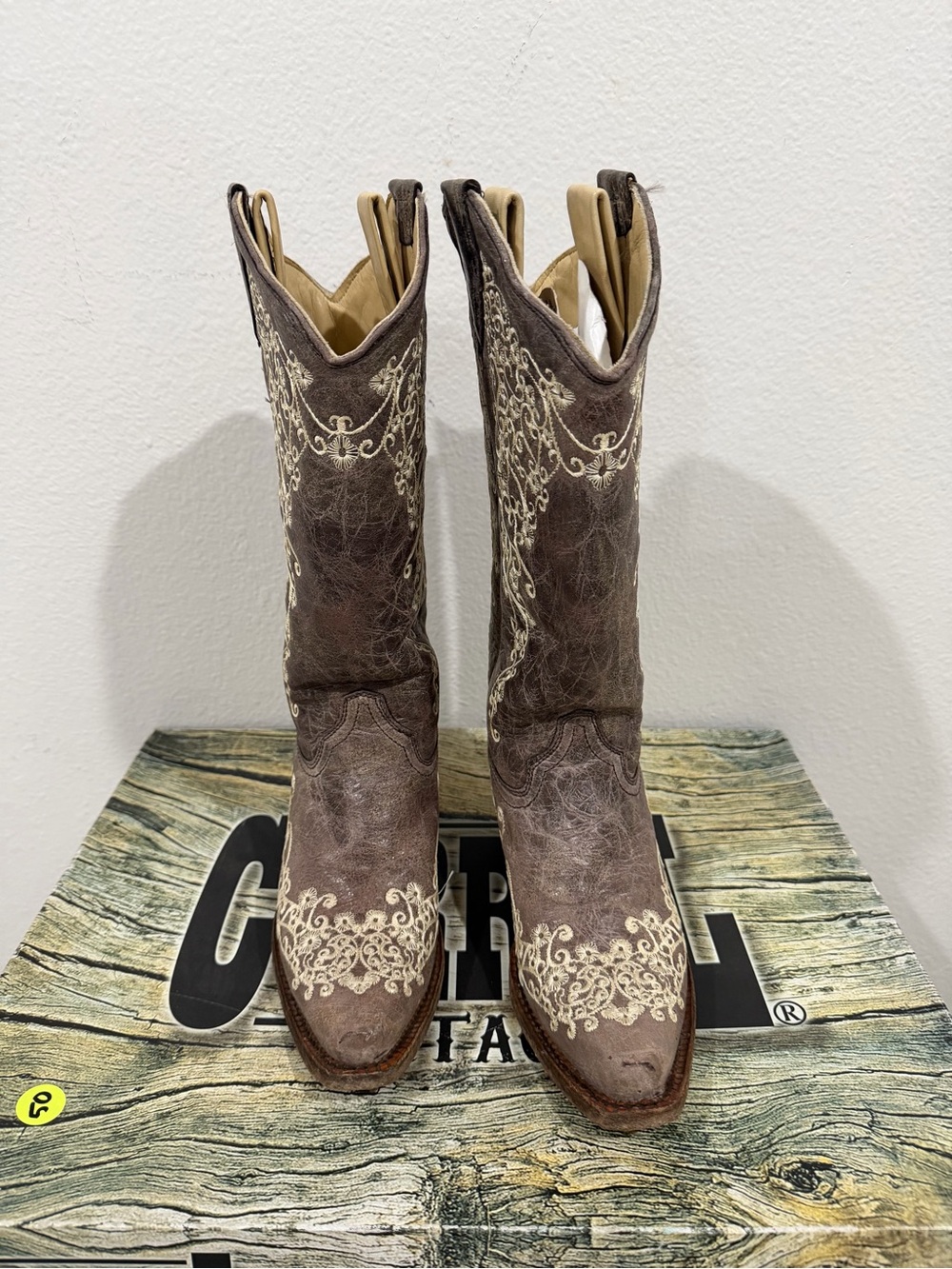 Corral Women’s Crater With Bone Embroidery Western Boots-Snipe Toe size 5.5